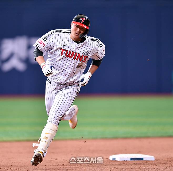 LG 이재원이 서울 고척스카이돔에서 열린 ‘메이저리그 월드투어 서울 시리즈 2024’ 샌디에이고와 경기에서 9회말 샌디에이고 고우석을 상대로 추격 투런포를 터트린 후 베이스를 돌고 있다. 사진 | 스포츠서울DB