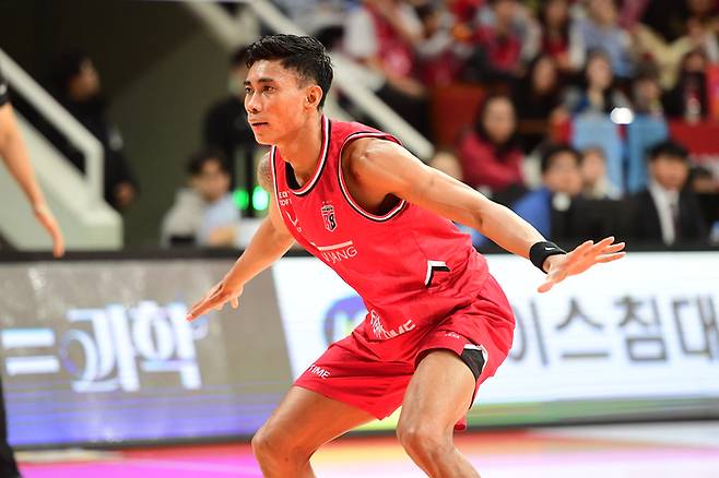 정관장 아반도가 안양 정관장 아레나에서 열린 2025~26 LG전자 프로농구 2라운드 고양 소노전에서 수비하고 있다. 사진 | KBL