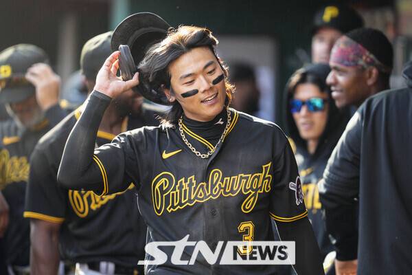 피츠버그 파이어리츠의 배지환이 지난해 2월 30일(현지시간) 미 오하이오주 신시내티의 그레이트 아메리칸 볼파크에서 열린 2023 메이저리그(MLB) 신시내티 레즈와의 개막전 4회 초 2루타를 치고 나가 3루 도루 후 이어진 밀어내기 볼넷으로 득점하고 있다. 배지환은 3타수 2안타 2득점 1볼넷 2도루로 활약하며 피츠버그의 5-4 승리에 기여했다. /사진=뉴시스/AP