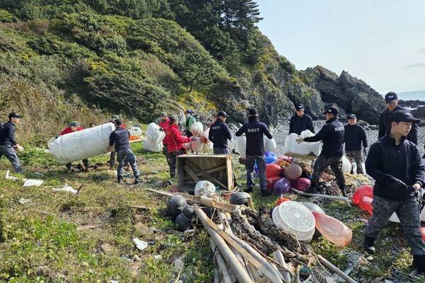 지난 4일 옹진군 대청면이 소청도 우무지 해변 일원에서 주민, 군장병, 공무원 50여 명이 참여한 가운데 '클린업데이(Clean-up Day)' 환경정화 활동을 실시했다고 밝혔다.(대청면 11월중 우무지 해변 클린업데이 실시). /사진=옹진군