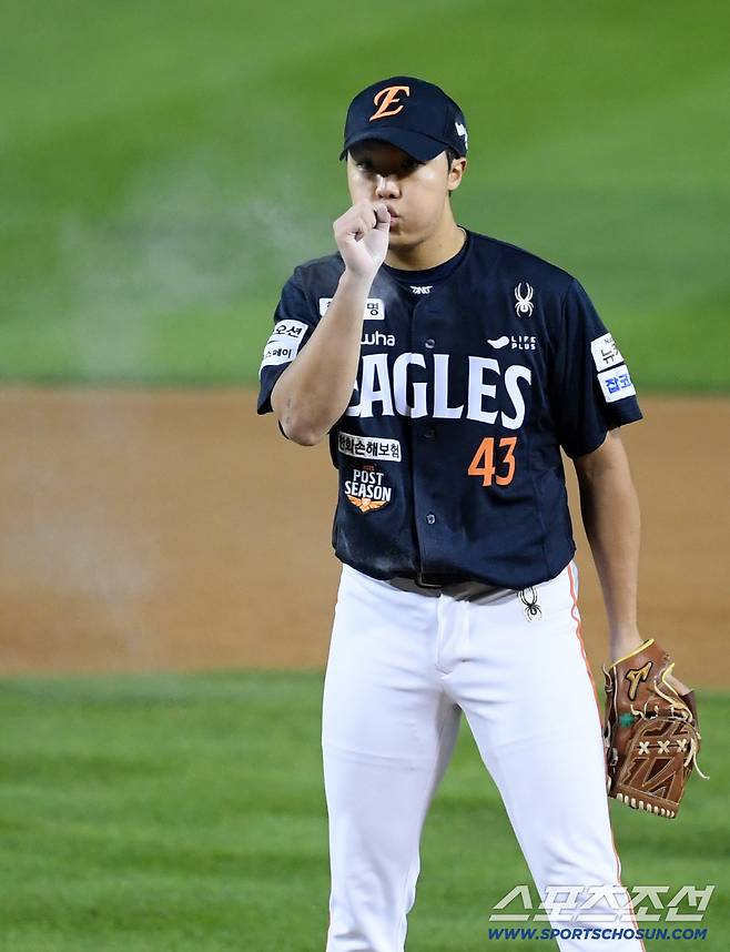 27일 잠실구장에서 열린 한국시리즈 2차전 LG 트윈스와 한화 이글스의 경기. 한화 정우주가 숨을 고르고 있다. 잠실=박재만 기자 pjm@sportschosun.com/2025.10.27/