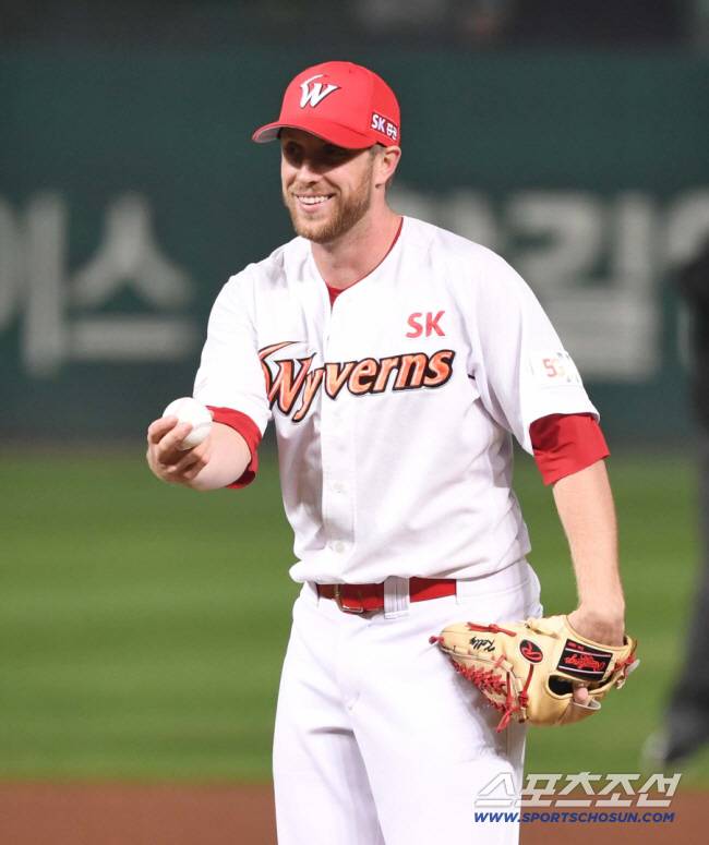 SK 선발투수 켈리가 환하게 웃고 있다. 스포츠조선DB