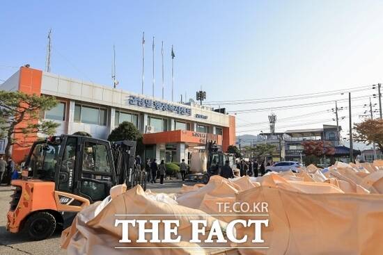 경기 연천군이 지난 5일 군남면 행정복지센터 앞에서 '2025년산 공공비축미곡 건조벼 매입'을 본격적으로 시작하고 있다. /연천군