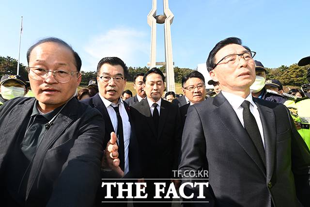 약신 참배 마친 후 민주묘지 나서는 장동혁 대표. /광주=뉴시스