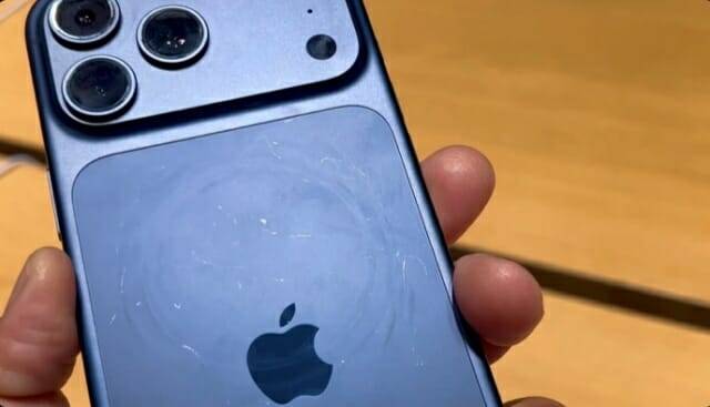 아이폰17 출시 이후 애플스토어에 전시된 아이폰17 프로의 뒷면에 흠집이 포착되며 주목을 끌었다. (사진=엑스 @amisecured)