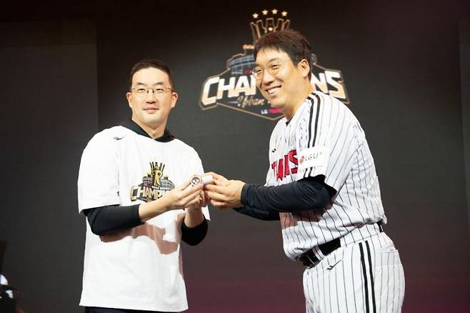 프로야구 LG 트윈스 구단주인 구광모 LG 그룹 회장이  6일 경기도 광주 곤지암리조트에서 열린 통합우승 기념 행사에서 한국시리즈 MVP 김현수에게 롤렉스 시계를 전달하고 있다. LG트윈스 연합뉴스