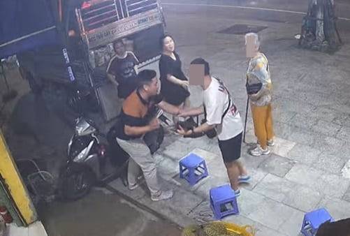 한국인 관광객 노모를 찾아 준 퍼엉(왼쪽)씨가 사례금을 한사코 거절하고 있다. /Z뉴스