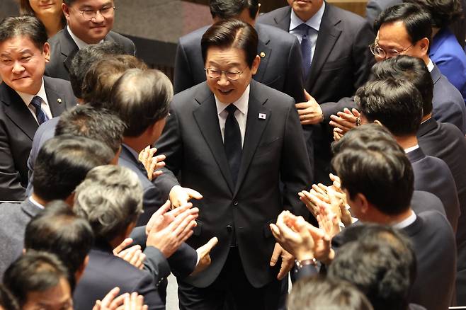이재명 대통령이 4일 서울 여의도 국회 본회의에서 내년도 정부 예산안에 대한 시정연설을 마치고 의원들의 박수를 받으며 퇴장하고 있다. /남강호 기자