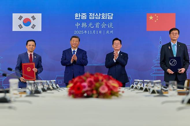 이창용 한국은행 총재와 다이빙 주한중국대사가 1일 경북 경주박물관에서 이재명 대통령과 시진핑 중국 국가주석이 참석한 가운데 '원-위안 통화스왑 계약'을 체결하고 있다. /대통령실 제공, 뉴스1