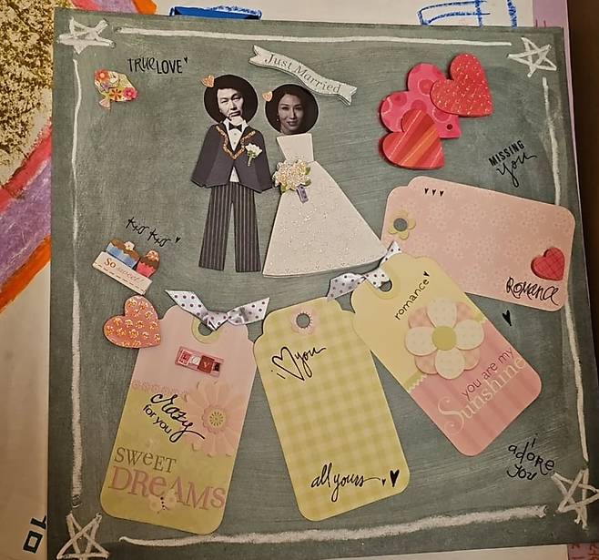 노소영 아트센터 나비 관장이 6일 인스타그램을 통해 공개한 사진. 과거 자녀들에게 받은 도화지 선물로, 최 회장과 노 관장의 얼굴 사진 위에 종이로 만든 턱시도와 드레스가 꾸며져 있다. /인스타그램