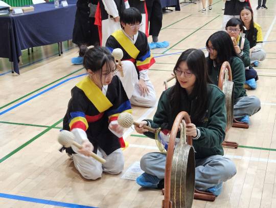 대전동화중학교 학생들이 싱가포르 교류 학생들과 함께 사물놀이 체험 활동을 하는 모습. 전통문화 속에서 서로의 문화를 이해하고 교감하며 우정을 쌓고 있다. 대전교육청 제공