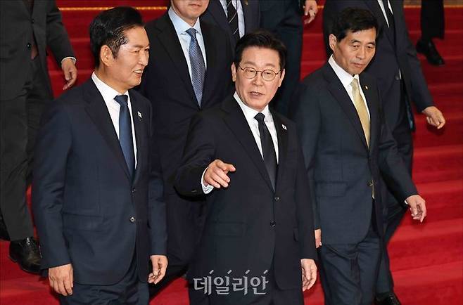 이재명 대통령이 4일 오전 국회본청에서 열린 국회 본회의에서 2026년도 예산안 및 기금운용계획안 대통령 시정연설을 마친 뒤 국회본청을 나서며 정청래 더불어민주당 대표와 인사를 나누고 있다. ⓒ데일리안 홍금표 기자