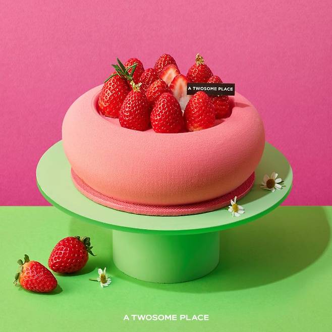 피스톨레 기법 활용한 스트로베리 가나슈 케이크ⓒ투썸플레이스