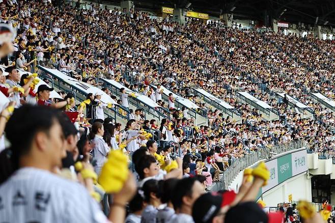 서울 잠실야구장에서 야구팬들이 응원을 하고 있다(자료사진. 기사 내용과 관계 없음). ⓒ뉴시스