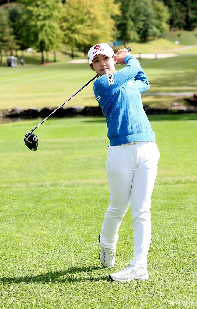 지난달 미국여자프로골프(LPGA)투어 롯데 챔피언십 정상에 서며 LPGA투어 시드를 확보한 황유민이 최근 본보와 만나 티샷 포즈를 취하고 있다. 올 시즌 국내 대회 우승이 없는 황유민은 “7일부터 열리는 한국여자프로골프(KLPGA)투어 시즌 최종전 대보 하우스디 챔피언십에서 유종의 미를 거두고 싶다”고 말했다. 양주=변영욱 기자 cut@donga.com