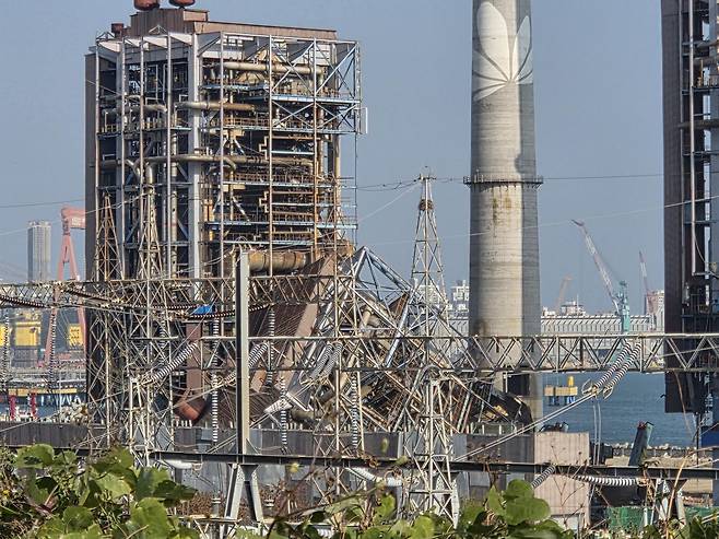 6일 오후 울산 남구 용잠로 울산화력발전소 내 구조물이 붕괴돼 있다. 이 사고로 근로자 7명이 매몰된 것으로 추정된다. (독자 제공) 2025.11.6/뉴스1