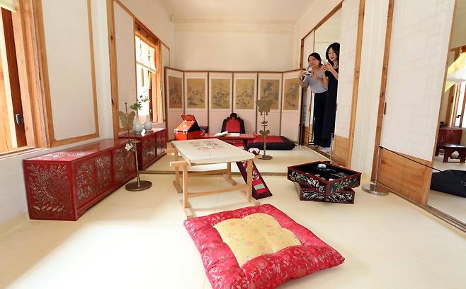 15일 경복궁 건청궁을 찾은 관람객들이 왕비의 공간인 공년합 정시합을 살펴보고 있다.  2023.08.15. 뉴시스