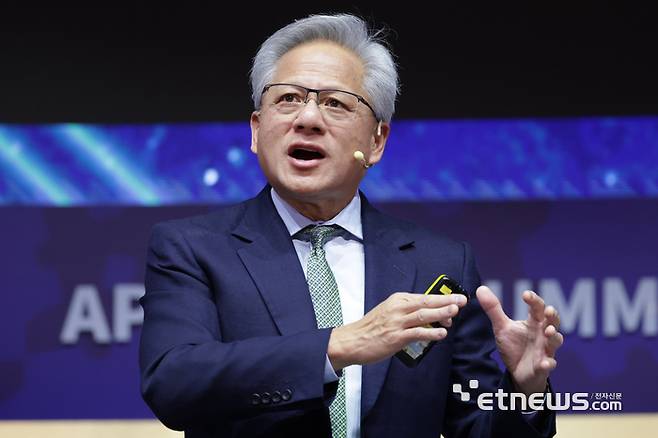 젠슨 황 엔비디아 최고경영자(CEO)가 31일 경북 경주시 경주예술의전당에서 열린 'APEC CEO 서밋' 마지막 특별 세션에서 연설하고 있다. 경주=이동근기자 foto@etnews.com