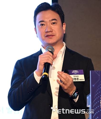 전자신문, 한국디지털문서플랫폼협회가 주최한 '디지털문서 플랫폼 콘퍼런스 2025'가 6일 서울 서초구 엘타워에서 열렸다. 이영준 모두싸인 대표가 '전자서명과 AI 계약 관리로 AX·DX의 라스트마일을 완성하다'를 주제로 발표하고 있다. 김민수기자 mskim@etnewsc.om