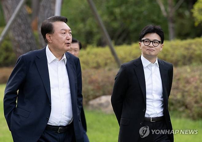 지난해 10월 21일 당시 윤석열 대통령이 서울 용산 대통령실에서 한동훈 국민의힘 대표를 만나 대화하며 차담 장소로 이동하고 있다./사진=대통령실 제공, 연합뉴스