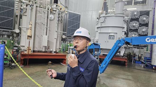 김정찬 일진전기 상무가 지난 5일 충남 홍성군 일진전기 홍성 1공장에서 기자들을 대상으로 변압기 실험에 대해서 설명하고 있다. 일진전기 제공