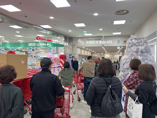 6일 오전 서울 중구 롯데마트 제타플렉스 서울역점 개장 전, 매장 입구에 내외국인 '오픈런' 대기줄이 형성됐다. 사진=김현지 기자