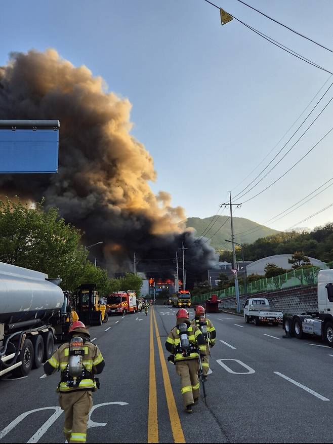 4월25일 오후 천안시 동남구 공장 화재 사고 현장. 사진의 재배포를 금합니다. 충남 119특수대응단 해저터널구조대 제공