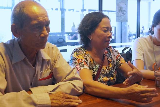 2022년 8월11일 한국을 방문한 베트남전 민간인 학살 피해자 응우옌티탄(오른쪽)과 응우옌득쩌이(왼쪽)가 참전군인 류진성씨 등과 만나 학살 피해를 증언하고 있다. 응우옌티탄은 8월9일 한국 법정에서 피해자 최초로 증언했다. 한베평화재단 제공