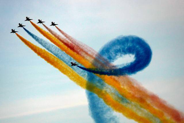2023년 11월 아랍에미리트 두바이에서 개막한 '두바이 에어쇼'에 참가한 이탈리아 공군 곡예비행단 '프레체 트리콜로리'가 비행하고 있다. 두바이=AP 뉴시스