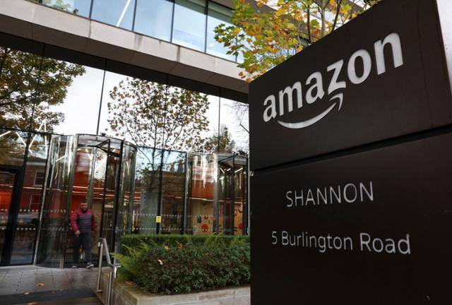 아마존이 대규모 감원 계획을 발표한 10월 28일(현지시간) 아일랜드 더블린에 있는 아마존 사무실에서 한 직원이 걸어 나오고 있다. 로이터 연합뉴스