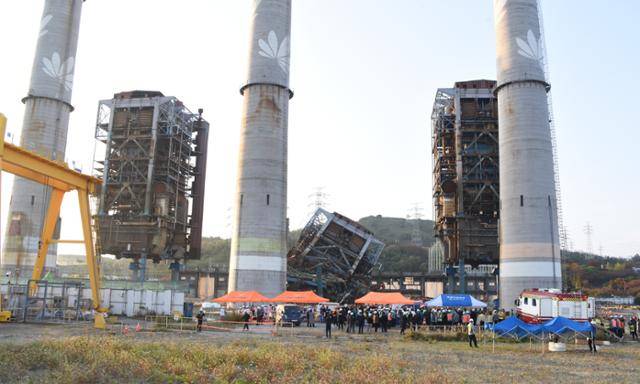 6일 오후 울산 남구 남화동 한국동서발전 울산화력발전소에서 대형 구조물이 무너지는 사고가 발생해 소방관 등이 매몰자를 구조하고 있다. 울산=뉴시스