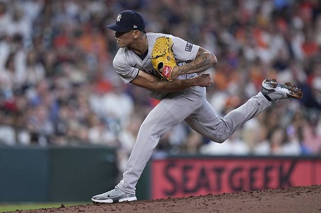 <yonhap photo-1903="">팀 힐과 다르게 잦은 부상 탓에 경기 결장이 많았던 조나단 로아이시가. 그는 뉴욕 양키스로부터 팀 옵션을 거절당해 자유계약선수(FA)로 새 소속팀을 찾게 됐다. [AP=연합뉴스]</yonhap>