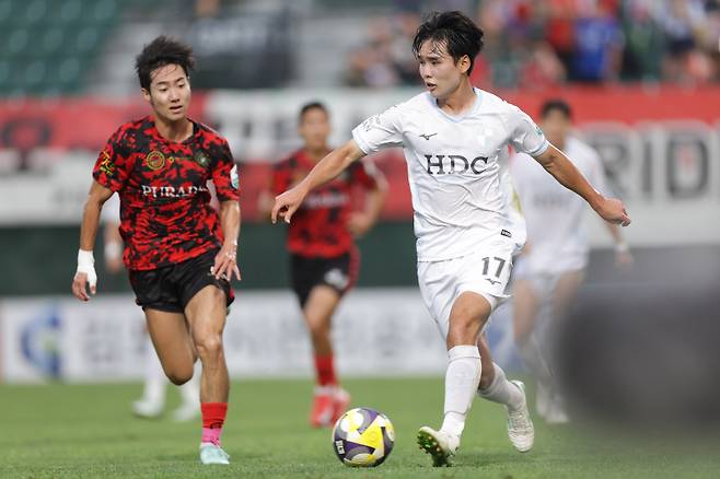 부산(흰색 유니폼)과 김포. 사진=프로축구연맹