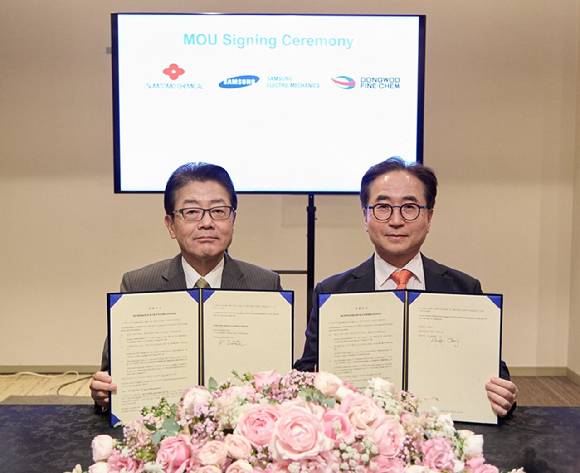 스미토모화학 이와타 케이이치 회장(왼쪽)과 삼성전기 장덕현 사장이 5일 일본 도쿄 스미토모화학 본사에서 MOU를 체결하고 있다. [사진=삼성전기]