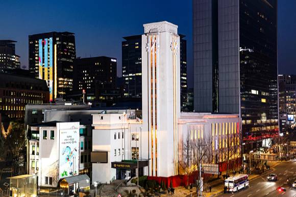 서울시의회가 6일 대법원에서 국가유산 보존에 관한 개발 규제를 완화한 서울시 조례 개정이 유효하다는 판결이 나온 것과 관련해 "자치입법권 확대에 도움 되는 판결을 환영한다"고 밝혔다. 사진은 서울시의회 본관 전경. [사진=서울시의회]