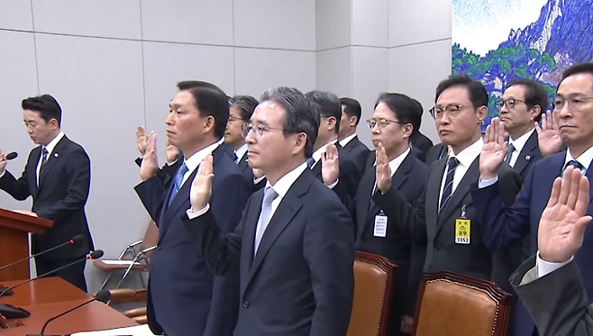 강훈식 대통령비서실장(왼쪽)을 비롯한 대통령실관계자들이 6일 국회운영위원회의 대통령비서실 등에 대한 국정감사에서 증인선서를 하고 있다. (SBS)