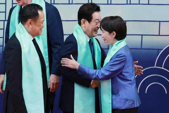 이재명 대통령이 지난 1일 경주에서 열린 아시아태평양경제협력체(APEC) 정상회의 기념촬영에서 다카이치 사나에 일본 총리와 인사하고 있다. 사진=연합뉴스