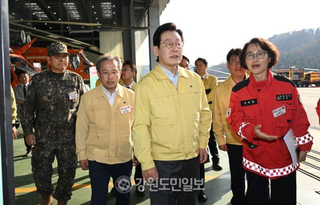 ▲ 이재명 대통령이 6일 강원 원주 산림항공본부를 찾아 산불진화 관·군 합동훈련을 참관하고 산불대책을 종합 점검했다. 김정호 기자