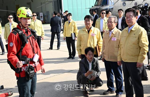 ▲ 이재명 대통령이 6일 강원 원주 산림항공본부를 찾아 산불진화 관·군 합동훈련을 참관하고 산불대책을 종합 점검했다. 김정호 기자