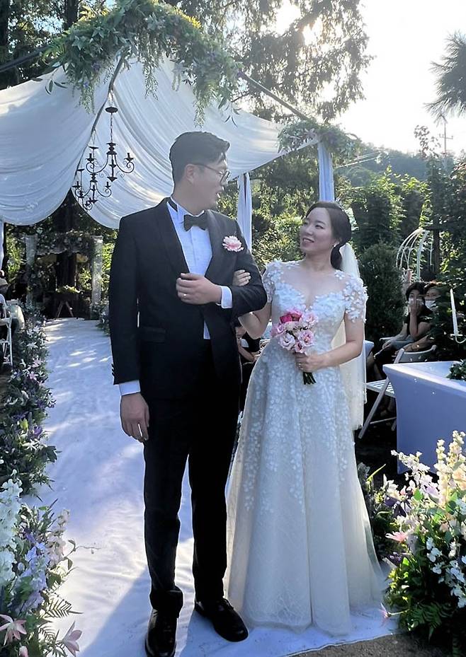 경북도가 개최한 ‘나만의 작은 결혼식’ 공모전에서 대상을 수상한 김두현씨와 아내. 경북도 제공