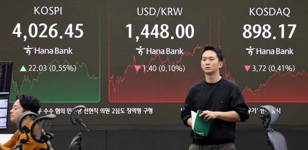 6일 서울 중구 하나은행 본점 딜링룸에서 딜러가 업무를 보고 있다. 이날 코스피지수는 전장보다 22.03포인트(0.55%) 오른 4,026.45에, 코스닥지수는 3.72포인트(0.41%) 하락한 898.17에 장을 마감했다.  연합뉴스