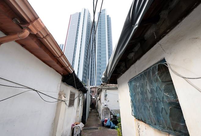 Following the Oct. 15 real estate measures designating all of Seoul as a regulated area and speculation-prone zone, major redevelopment and reconstruction projects are expected to face significant delays. The photo, taken on Oct. 24, shows newly built apartment buildings behind the Sangye 5 Renewal Promotion Zone, a redevelopment area in Nowon District, Seoul. [YONHAP]