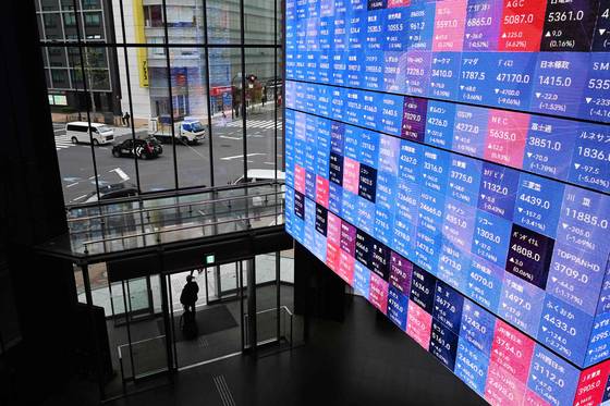 An electronic quotation board displays the Nikkei 225 stock prices on the Tokyo Stock Exchange in Tokyo on Nov. 5. [AFP/YONHAP]