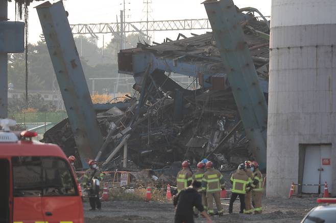 Officials work to rescue workers trapped under a collapsed boiler tower at the Ulsan Thermal Power Plant in Ulsan on Nov. 6. The accident trapped nine subcontracted workers under the debris. Two were rescued as of Nov. 6, at 5 p.m. [NEWS1]