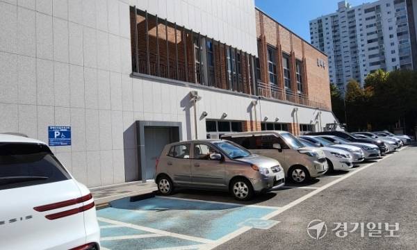 부천 신도초등학교 신마루 체육관앞 주차장. 박화선기자