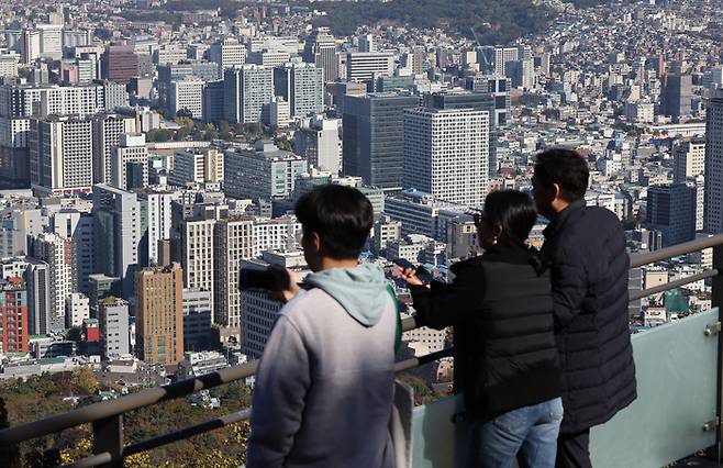10·15 부동산 대책이 시행되고 아파트 매수 심리가 2개월여 만에 꺾인 것으로 나타난 3일 남산에서 바라본 서울시내 아파트 단지. [연합뉴스]
