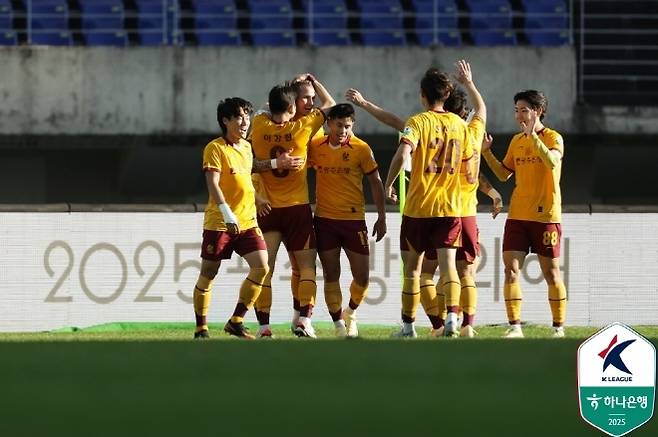 프리드욘슨이 득점 후 동료들의 축하를 받고 있다. 사진=한국프로축구연맹