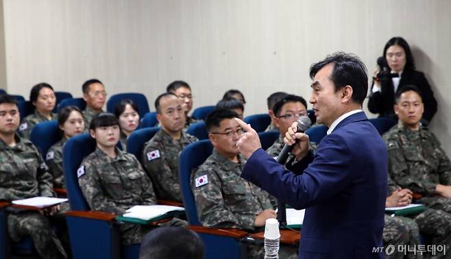 안규백 국방부 장관이 지난 10월15일 동부전선 최전방 육군 22사단을 방문해 장병 복무여건 개선 간담회를 하고 있다. / 사진=국방부