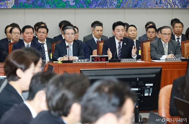[서울=뉴시스] 고승민 기자 = 강훈식 대통령실 비서실장이 6일 서울 여의도 국회에서 열린 운영위원회의 대통령비서실 등 국정감사에서 의원 질의에 답변하고 있다. 2025.11.06. kkssmm99@newsis.com /사진=고승민