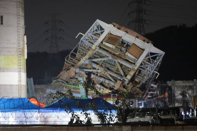 (한국동서발전 울산화력발전소 내 보일러타워 붕괴 사고에서 매몰된 7명 중 1명이 곧 구조될 것으로 보인다. 사진은 6일 오후 울산 남구 용잠동 한국동서발전 울산화력발전소 보일러 타워 붕괴 사고 현장에서 야간 수색 작업이 이어지고 있는 모습. /사진=뉴스1